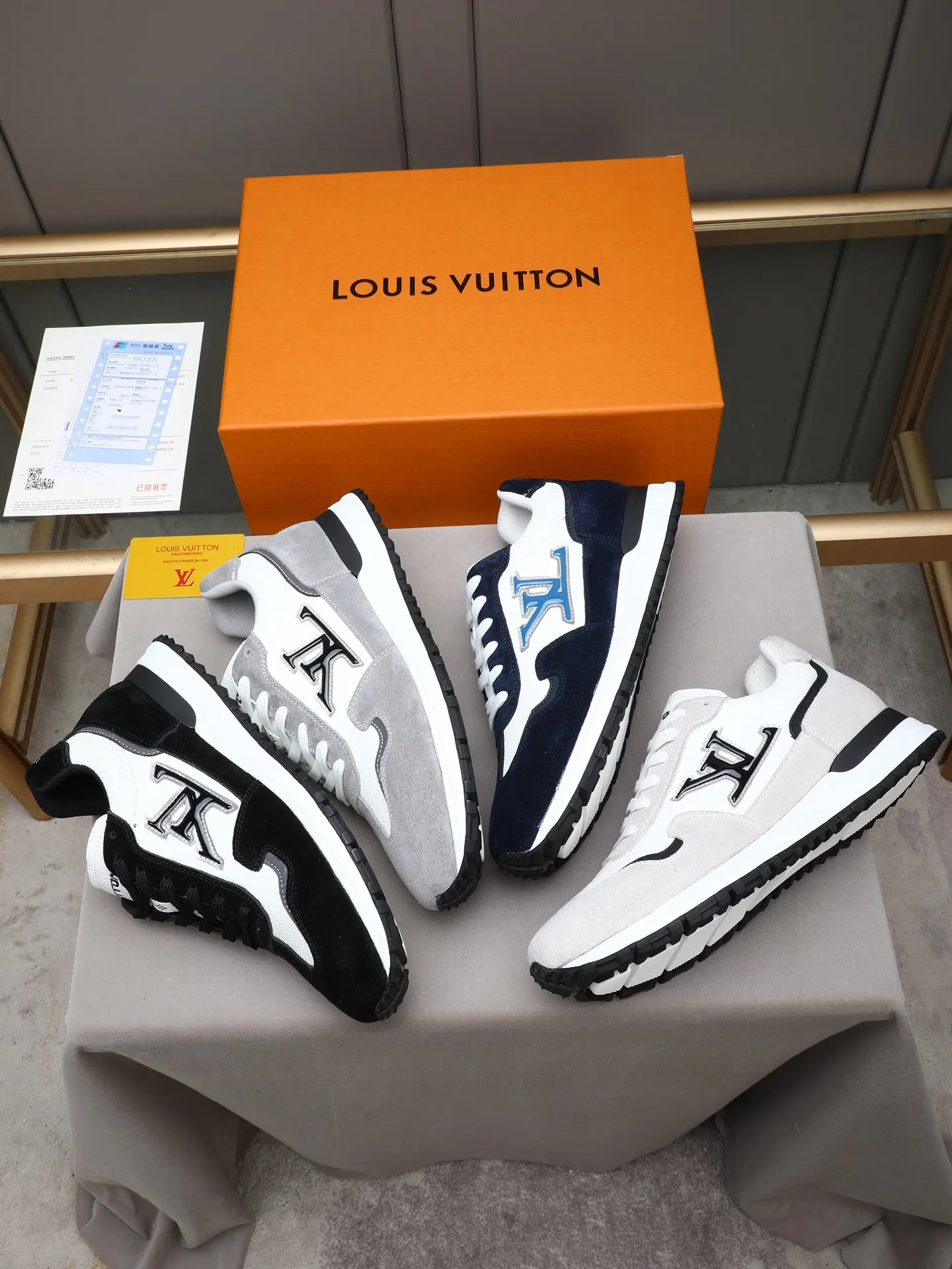 PP600 Louis Vuitton LV Run Men's Sports Shoes LV Run men's sports shoes are made of cowhide leather, low-key and luxurious. The tongue and heel are embellished with classic logos, giving it a full sense of hierarchy. The rubber sole has strong grip and wear resistance, suitable for daily wear or light sports scenes, and has a full sense of quality🎬size: 39-44 (customized at 38.45.46)